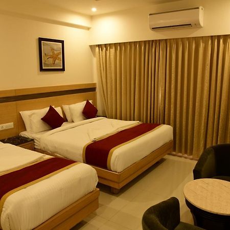 העיר בנגלור Hotel U.T.Elite מראה חיצוני תמונה