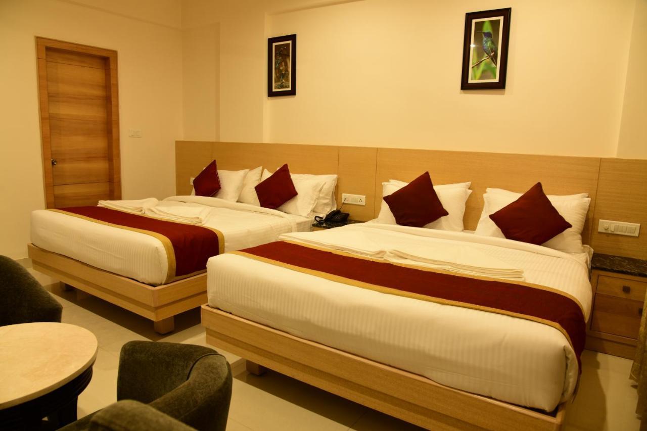 העיר בנגלור Hotel U.T.Elite מראה חיצוני תמונה