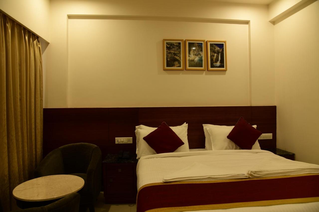 העיר בנגלור Hotel U.T.Elite מראה חיצוני תמונה